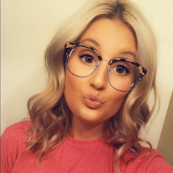 Meet your Posher, Hannah - Picture 1 of 1